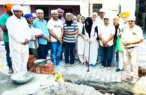 ਲੰਗਰ ਹਾਲ ਦਾ ਨੀਂਹ ਪੱਥਰ ਰੱਖਿਆ 