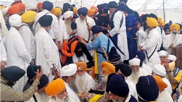 सिख पंथ में चल रहा विवाद समाप्त: ज्ञानी कुलदीप सिंह गड़गज्ज की दोबारा ताजपोशी, पूर्व जत्थेदार ने पहनाई पगड़ी