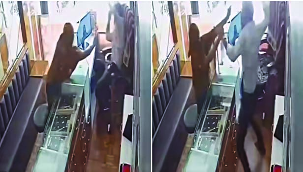 ज्वेलरी शॉप में मुंह ढक कर घुसी महिला, जैसे ही दुकानदार पर फेंकी मिर्ची, उसने भांप लिए इरादे और सिखाया सबक!