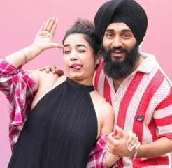 UK की सड़कों पर ये क्या कर रहा Kulhad Pizza Couple? पलों में वायरल हो गई Video