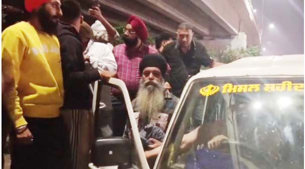 फगवाड़ा में हाईवे पर हंगामा: कार में निहंग बाणा पहन कर चिकन खा रहा व्यक्ति काबू, पिस्टल कवर से मिला चाकू