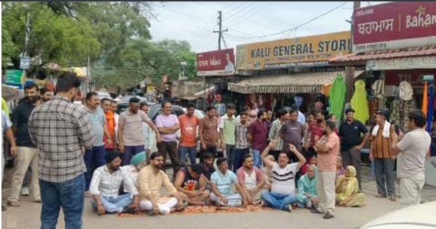 पठानकोट में बिजली संकट: कंडी क्षेत्र में चार दिन से नहीं आ रही लाइट, गुस्साए लोगों ने सड़क पर बैठकर जताया रोष
