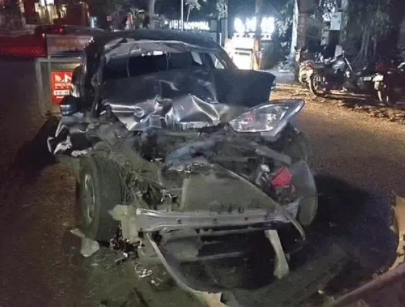 जालंधर में तेज रफ्तार स्विफ्ट ने ट्रैक्टर को मारी टक्कर:पिछले हिस्से से टकराई, कार के परखच्चे उड़े, नशे में धुत था आरोपी युवक