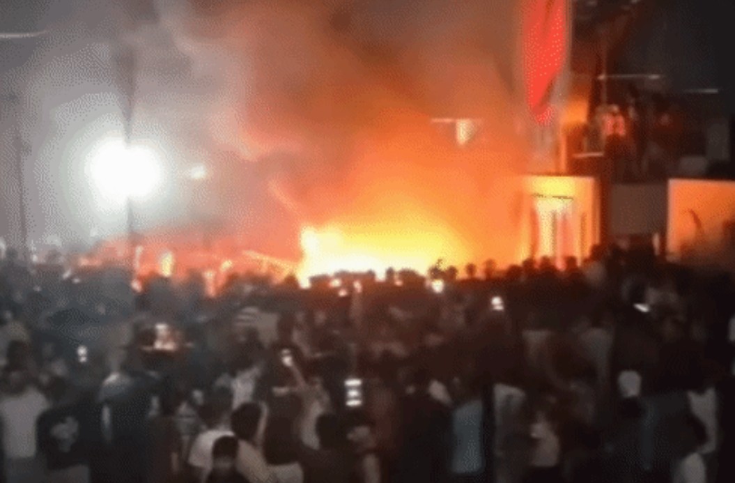पंजाब की फगवाड़ा स्थित लवली प्रोफेशनल यूनिवर्सिटी (LPU) में शनिवार देर रात छात्रों ने जमकर हंगामा किया। यूनिवर्सिटी की एक छात्रा से कथित रेप की सूचना सोशल मीडिया ग्रुप्स में तेजी से वायरल हुई। इसके बाद हजारों छात्र सड़कों पर उतर आए।