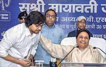 बसपा से बाहर होंगे आकाश?: चुनाव से पहले दोराहे पर पार्टी, आखिर किस राह जाएंगे आनंद; साइडलाइन करने से बड़ा झटका