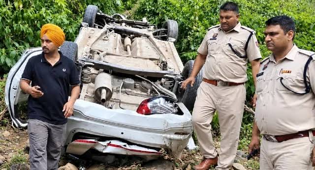 चंडीगढ़ से घूमने गए दोस्तों के साथ मोरनी में हादसा; गहरी खाई में गिरी अर्टिगा कार, एक की मौत और चार घायल