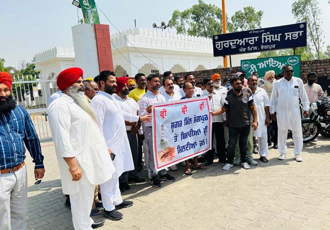 ਦੁਕਾਨਾਂ ਤੇ ਘਰਾਂ ਦੇ ਲਾਗੇ ਪਰਾਲੀ ਦੇ ਲੱਗੇ ਵੱਡੇ ਅੰਬਾਰ ਦੇ ਸਕਦੇ ਨੇ ਵੱਡੇ ਹਾਦਸੇ ਨੂੰ ਸੱਦਾ: ਰਾਜ ਕੁਮਾਰ ਰਾਜਾ