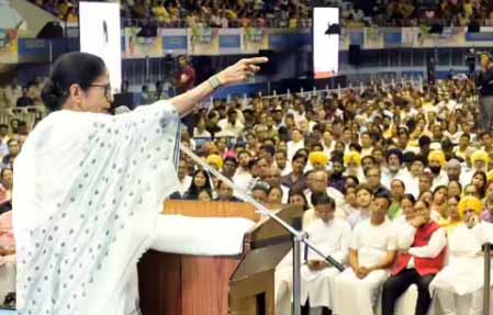 चुनाव की तारीखों के ऐलान से पहले ममता बनर्जी का बड़ा दांव, पुरोहितों और मुअज्जिनों का मानदेय बढ़ाया