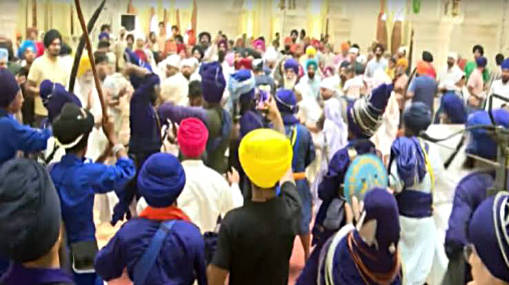 उत्तराखंड से रिहा होकर लौटे निहंग पर हमला: मोहाली के गुरुद्वारे की घटना, आरोपी को जमकर पीटा