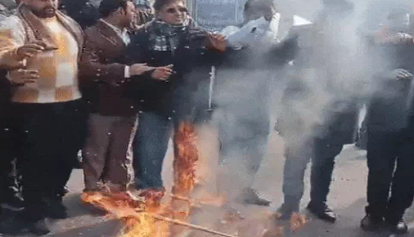 जालंधर में श्री राम चौक पर बीजेपी का प्रदर्शन:आतिशी पर सिख गुरुओं के अपमान का आरोप, पुतला फूंका, मान सरकार विरोधी नारे लगाए