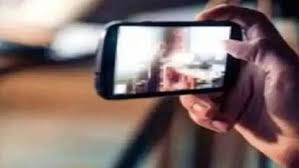 बीच सड़क पर युवती ने खुद उतार दिए कपड़े... पुलिस चौकी के सामने लोग बनाते रहे वीडियो