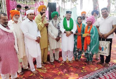 ਬਾਬਾ ਪ੍ਰੇਮ ਸ਼ਾਹ ਵਲੋਂ ਕੀਤਾ ਮੇਲੇ ਦੌਰਾਨ ਗਾਇਕ ਭੈਣਾਂ ਕੌਰ ਸਿਸਟਰਜ਼ ਦਾ ਵਿਸ਼ੇਸ਼ ਸਨਮਾਨ