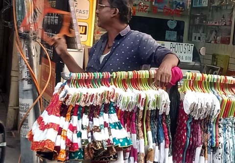 ਛੋਟੇ ਬੱਚੇ ਦੀ ਫਰਾਕ ਚੁੱਕ ਕੇ ਹੋਈਆਂ ਔਰਤਾਂ ਸ਼ੂ ਮੰਤਰ