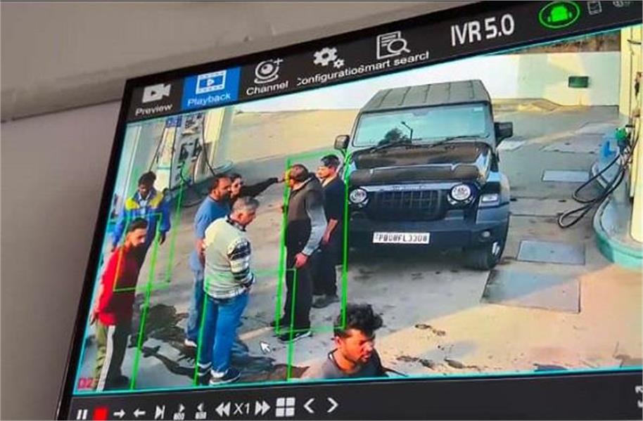 थार सवार NRI महिला ने पैट्रोल पम्प पर कर्मचारी से की मारपीट, CCTV में कैद हुई घटना