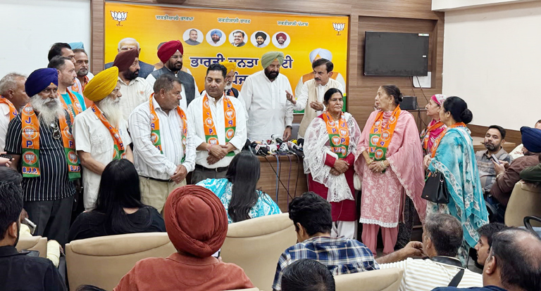 ਆਪ ਦੇ ਪ੍ਰਮੁੱਖ ਆਗੂ ਆਪ ਨੂੰ ਛੱਡ ਕੇ ਭਾਜਪਾ ਵਿੱਚ ਸ਼ਾਮਿਲ ਹੋਏ 
