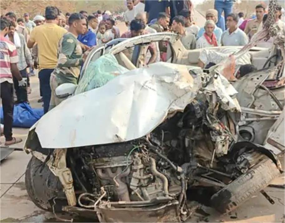 ट्रक में जा घुसी कार, 3 CRPF जवान समेत 4 लोगों की मौत, गाड़ी में फंसी लाशें, कटर से काटकर निकाला गया बाहर