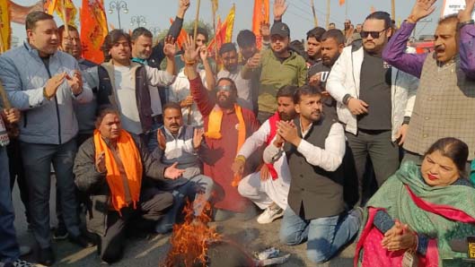 वैष्णो देवी मेडिकल सीटों पर बवाल: मुख्यमंत्री और श्राइन बोर्ड के खिलाफ गुस्सा; सड़क पर उतरे लोग, चक्का जाम