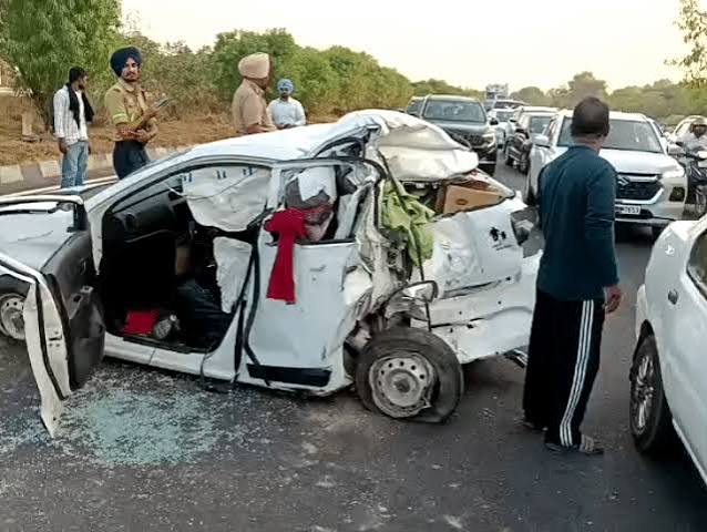 फिल्लौर में इंडो कैनेडियन बस ने ऑल्टो को मारी टक्कर:नेशनल हाईवे पर हादसा, पठानकोट लौट रहे थे; 2 श्रद्धालु घायल