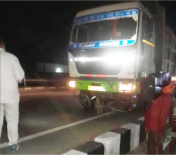 दिल दहला देने वाला हादसा, दूर तक घसीटता गया मोटरसाइकिल... 2 टुकड़ों में कटी महिला