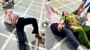 पूरा परिवार ही गजब है... नागिन धुन पर सांप बन जमीन पर लोटने लगी मौसी, डांस Video देखकर जनता ने माथा पीट लिया!