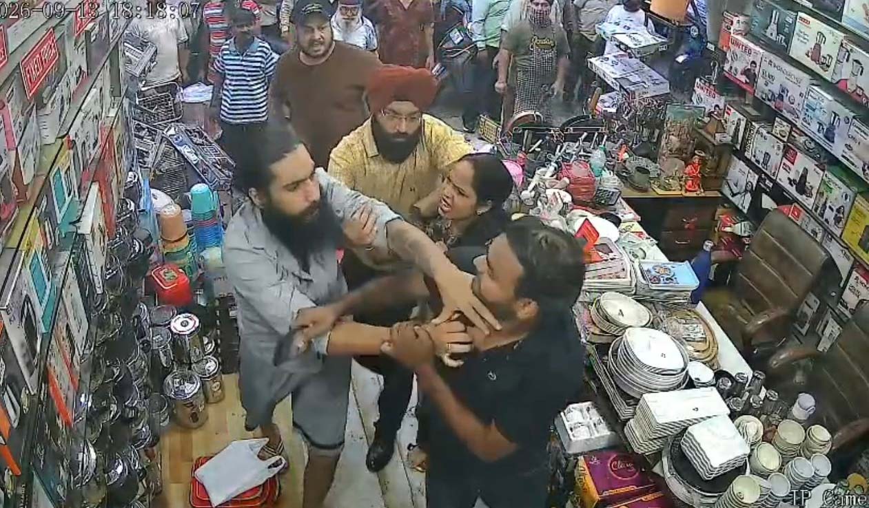 एक्टिवा पार्क करने पर विवाद, दुकानदार और गर्भवती से मारपीट का आरोप