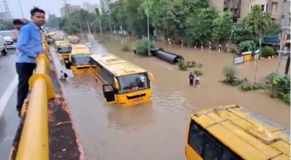 तस्वीरों में बारिश का कहर: दिल्ली-NCR में जनजीवन अस्त-व्यस्त, गुरुग्राम में वर्क फ्रॉम होम, कई जगह जलभराव