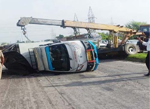 ਸ਼ੁਕਰਵਾਰ ਸਵੇਰੇ ਇੱਕ ਕੁੱਤੇ ਨੂੰ ਬਚਾਉਣ ਦੀ ਕੋਸ਼ਿਸ਼ ਕਰਦੇ ਚੁਗਿੱਟੀ ਫਲਾਈਓਵਰ 'ਤੇ ਪਲਟਿਆ ਪਿਕਅੱਪ ਟਰੱਕ